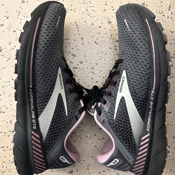 Brooks Adrenaline GTS 22 shoes - Picture 1 of 8